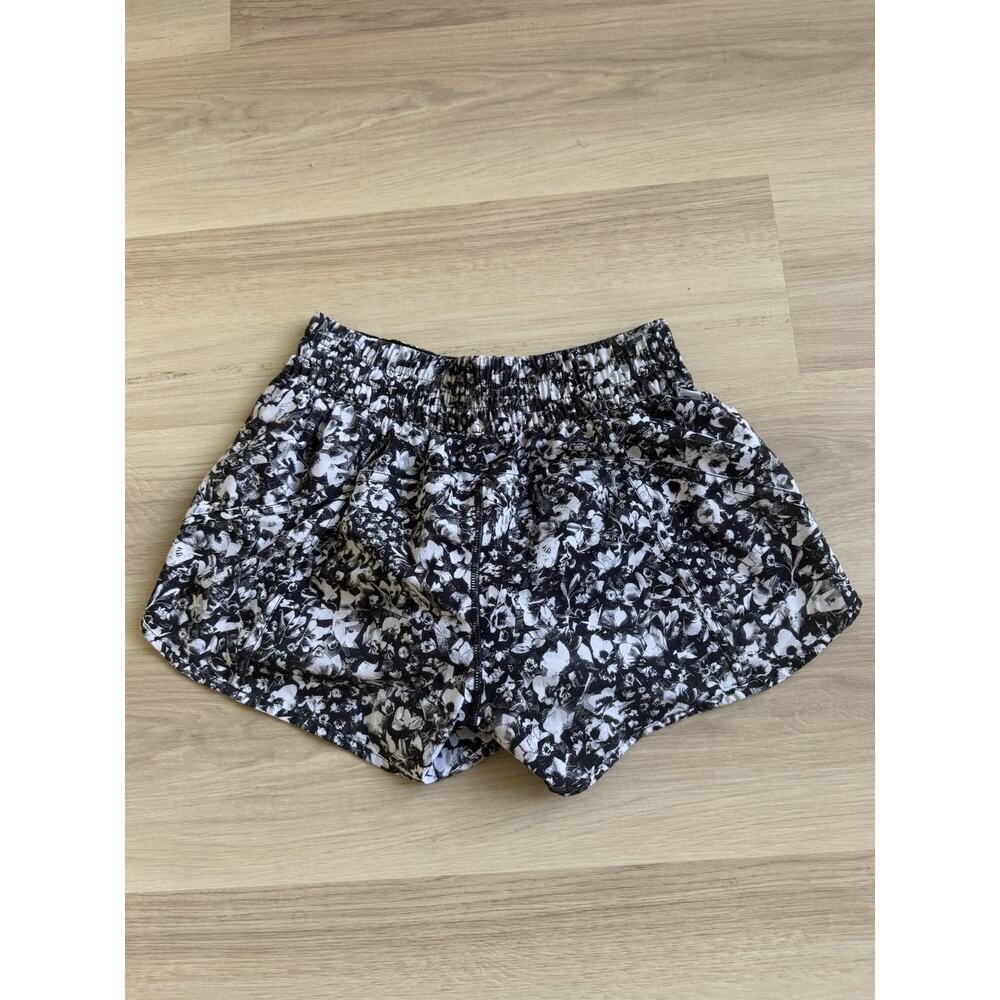 Lululemon Tracker Short V (4") Mash Up White Black / Black Womens Size 8 - Picture 2 of 8